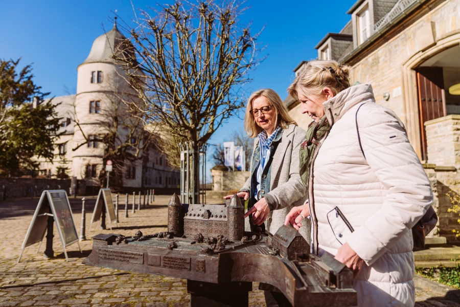 Das Bronzemodell der Wewelsburg vor der Erinnerungs- und Gedenkstätte Wewelsburg 1933 – 1945 (Foto: Lina Loos ©Kreismuseum Wewelsburg)